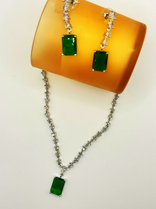 Emerald Green Radiance Necklace Set – Classic Glamour in Silver