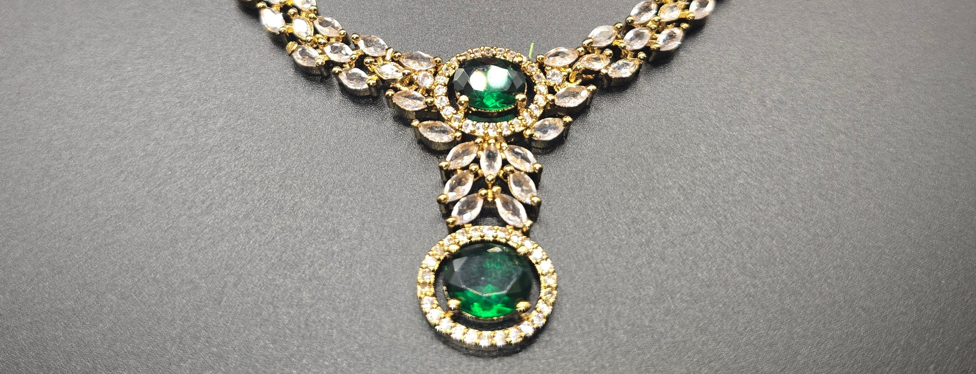 Jewelry set with necklace and earrings 