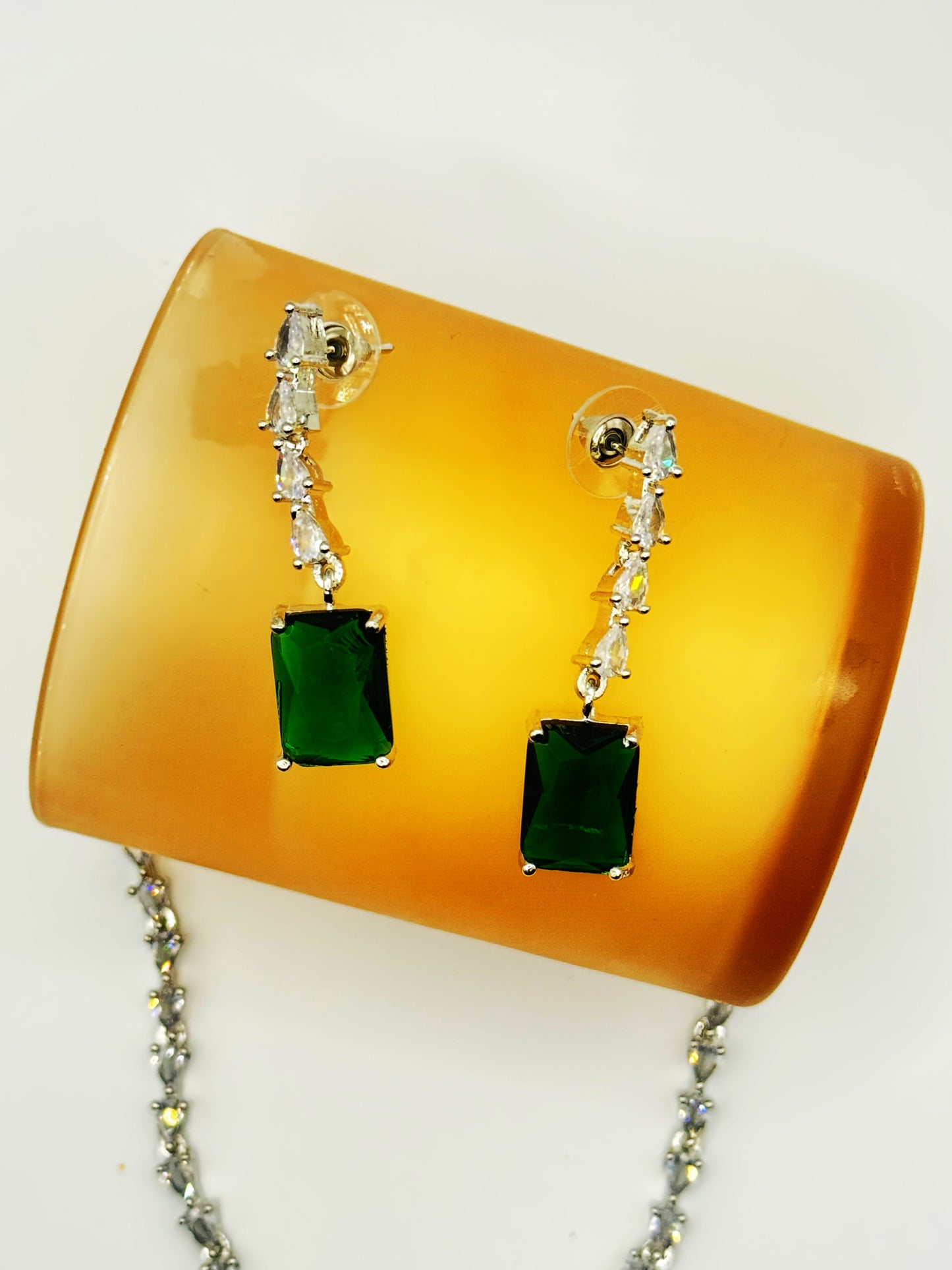 Emerald Green Radiance Necklace Set – Classic Glamour in Silver