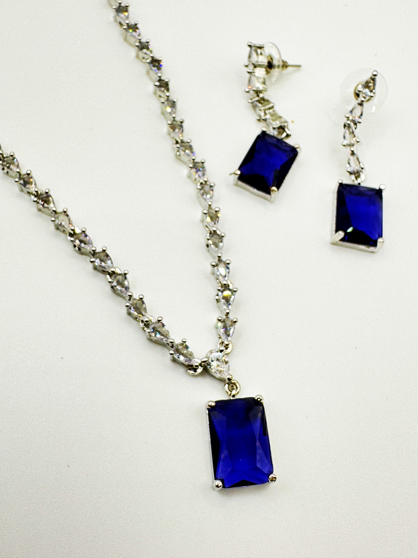 Emerald Green Radiance Necklace Set – Classic Glamour in Silver